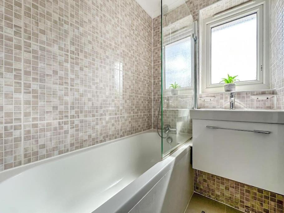 New Cosy Luxury 3 Bedroom House In Battersea ลอนดอน ภายนอก รูปภาพ